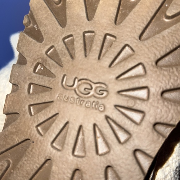 UGGS Women size 8. Cream lace up. - Picture 5 of 6